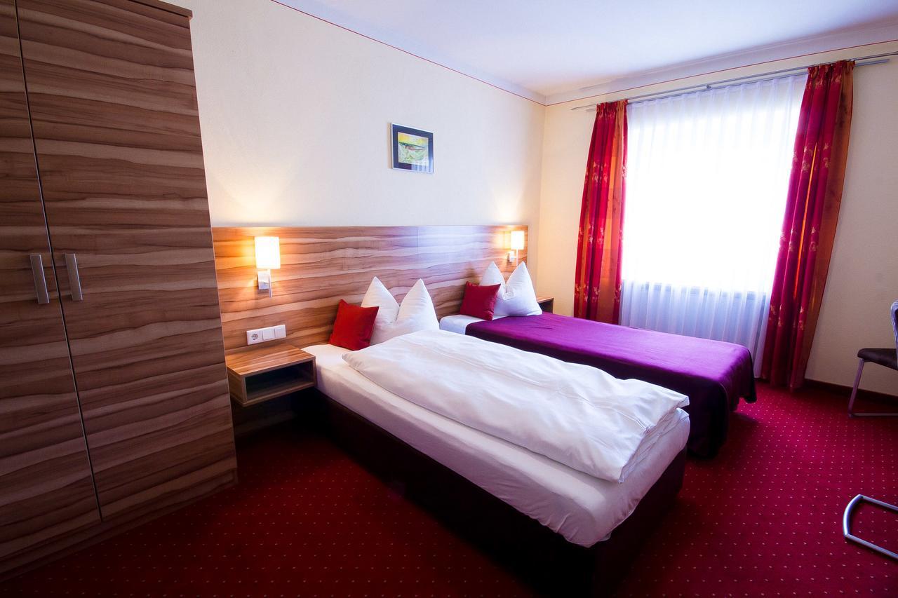 Pension "Zum Raubritter" Langquaid Exterior photo